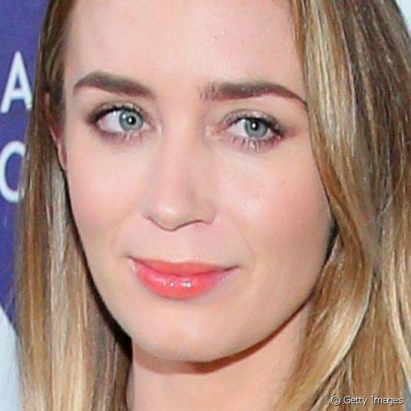 Para evento em Los Angeles, em fevereiro de 2015, a atriz escolheu um batom alaranjado com gloss e aplicou uma sombra rosada rente aos c?lios inferiores